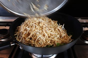 Stir frying mung bean sprouts in wok